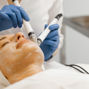 Mandat za zbiegi kosmetologiczne? Jak się bronić w świetle prawa